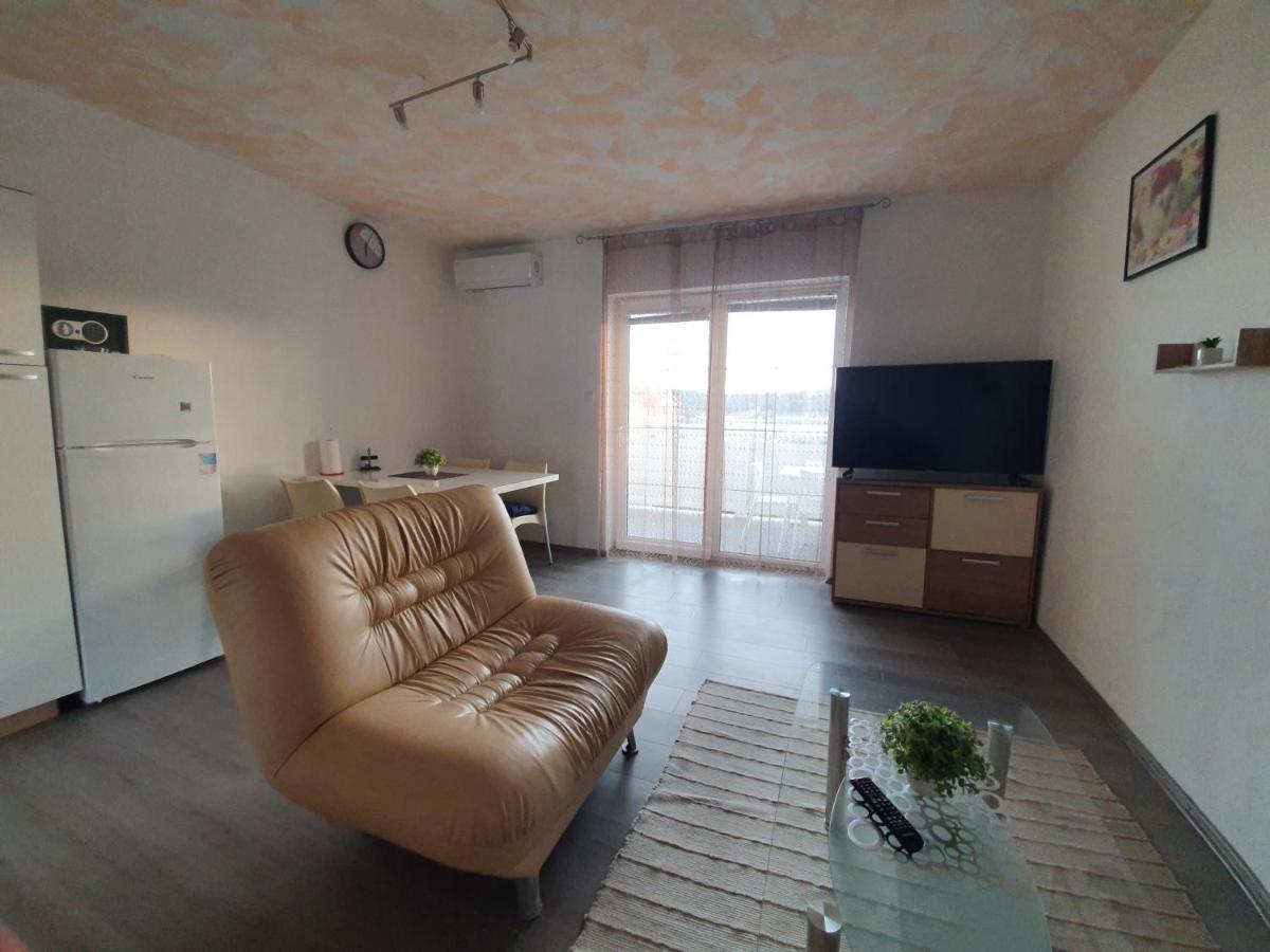 6 M, 50 M Do Plaze Apartamento Barbat na Rabu Exterior foto