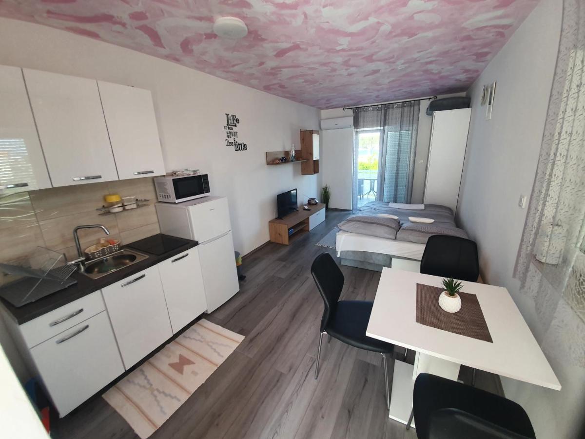 6 M, 50 M Do Plaze Apartamento Barbat na Rabu Exterior foto